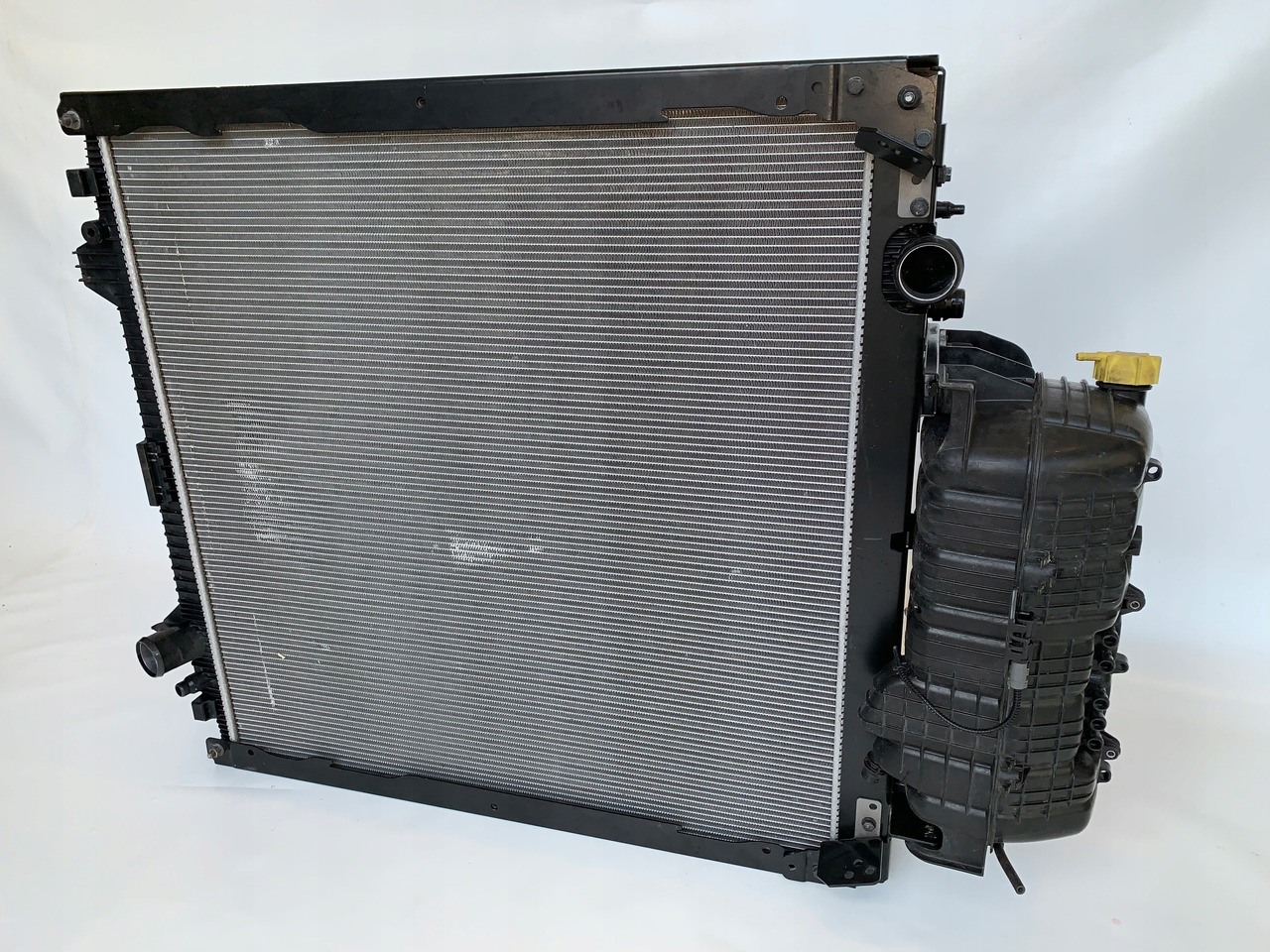 CHŁODNICA MAN TGX EURO 6 NR 1072 - Køler for Lastbil: billede 1 CHŁODNICA MAN TGX EURO 6 NR 1072 - Køler for Lastbil: billede 1