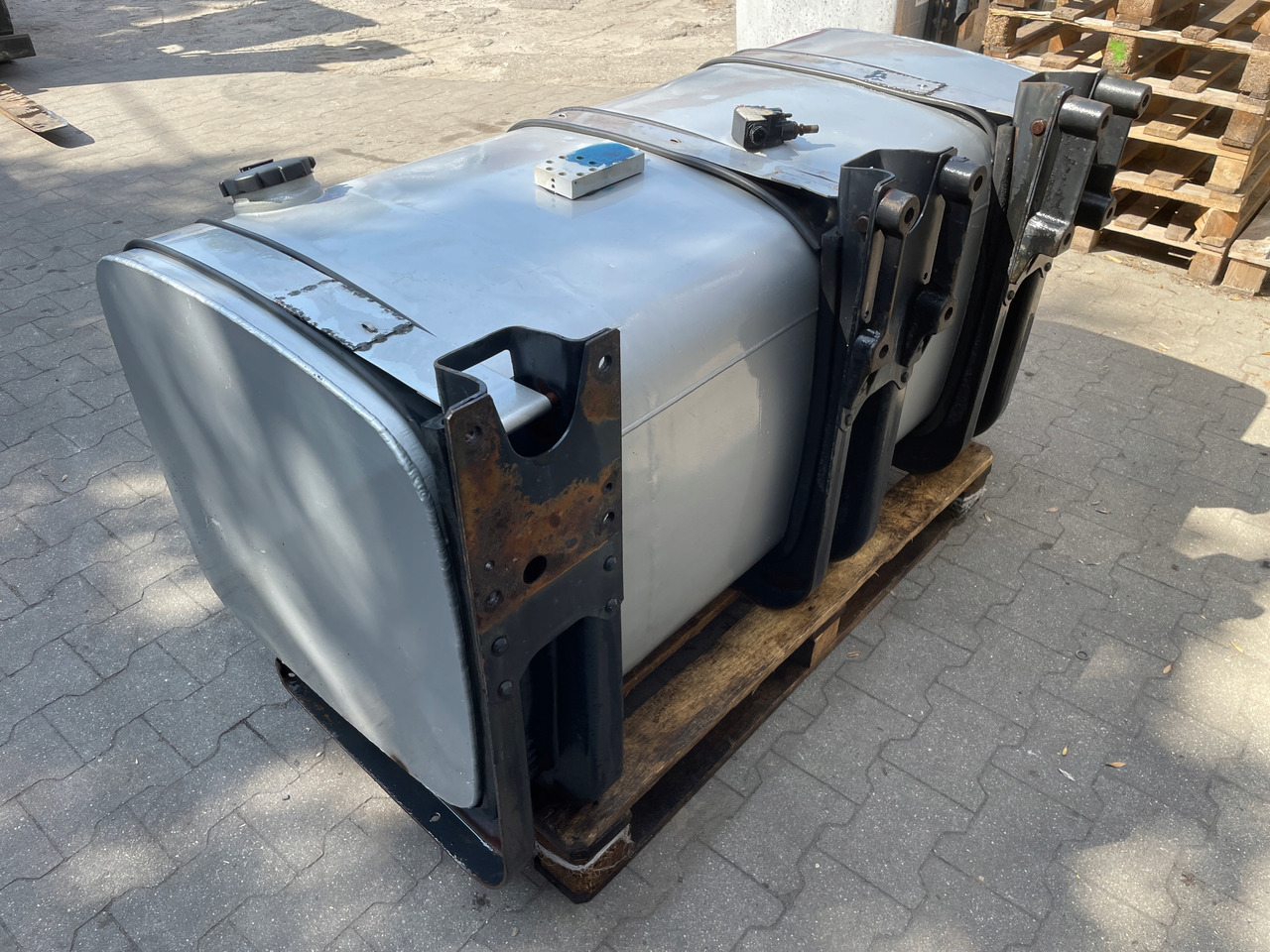 Brændstoftank for Lastbil ZBIORNIK PALIWA MAN F 2000, F90 TGA TGX TGS 600 , 700 L: billede 6 Brændstoftank for Lastbil ZBIORNIK PALIWA MAN F 2000, F90 TGA TGX TGS 600 , 700 L: billede 6