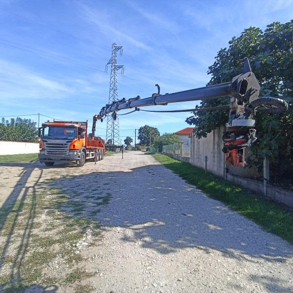 Scania P 410 - Lastbil med lad, Lastbil med kran: billede 2 Scania P 410 - Lastbil med lad, Lastbil med kran: billede 2