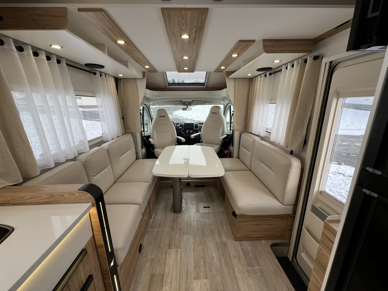 Pilote Pacific P696D Hubbett - Solar - Markise - Delintegreret autocamper: billede 3 Pilote Pacific P696D Hubbett - Solar - Markise - Delintegreret autocamper: billede 3