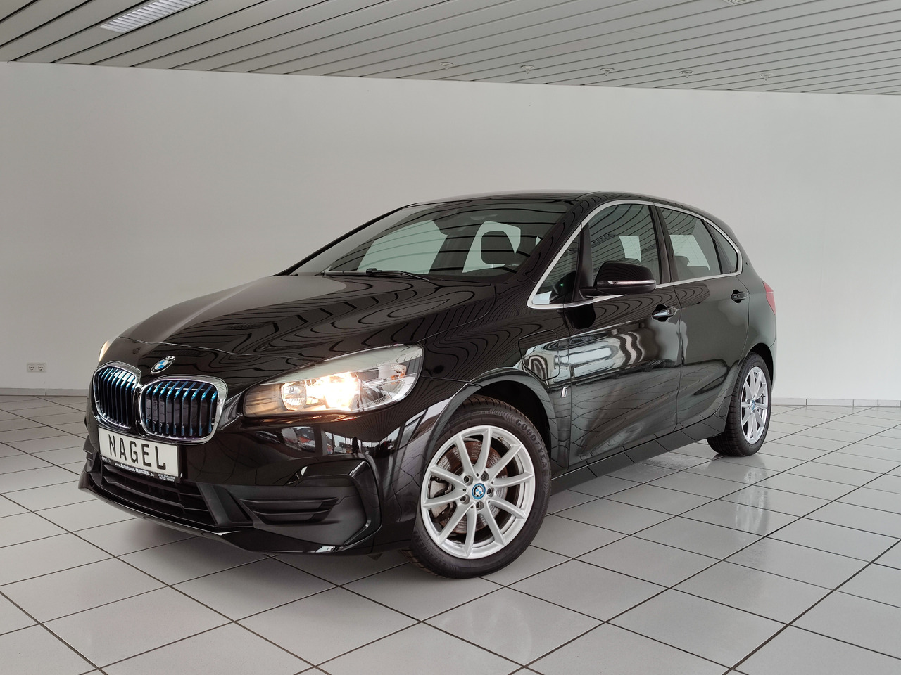 BMW 225 xe ActiveTourer iPerf. Advantage*Navi*SHZ* Hybrid 165kW - Sedan: billede 1 BMW 225 xe ActiveTourer iPerf. Advantage*Navi*SHZ* Hybrid 165kW - Sedan: billede 1