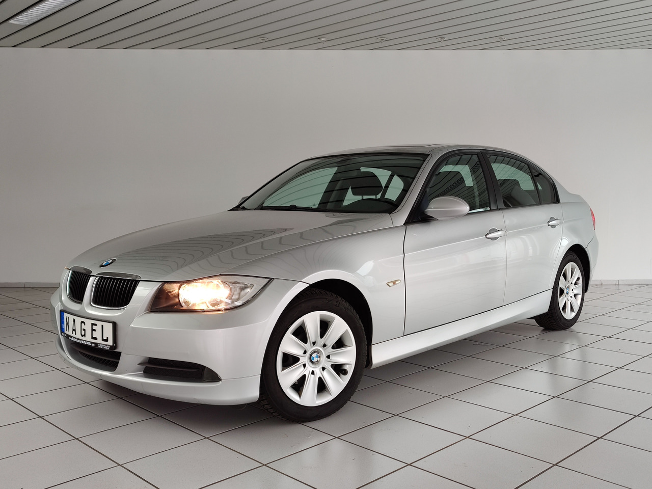 BMW 320i Audiosystem Professional, Automatik, PDC, Licht-Paket - Sedan: billede 1 BMW 320i Audiosystem Professional, Automatik, PDC, Licht-Paket - Sedan: billede 1