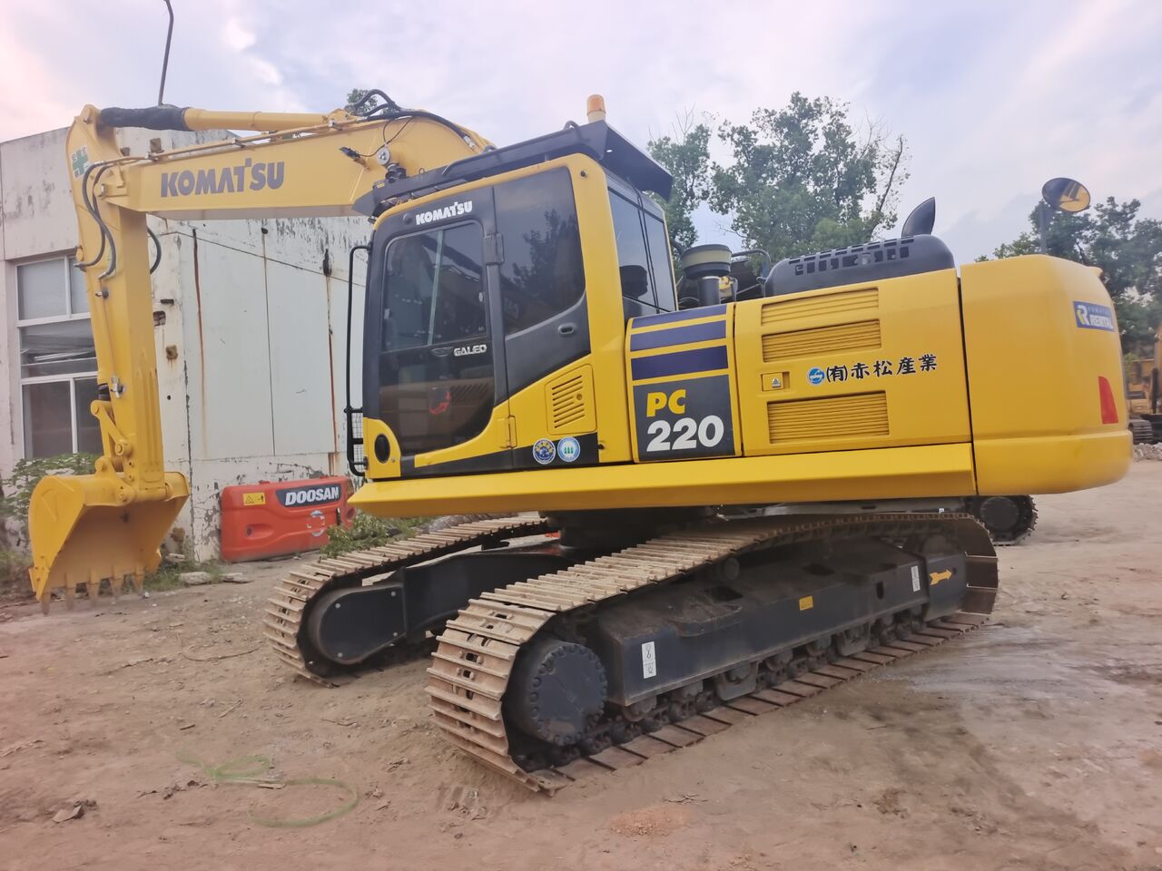 KOMATSU PC220-8 3000 UNTS IN STOCK CHINA BIGGEST SUPPLIER - Bæltegravemaskine: billede 1 KOMATSU PC220-8 3000 UNTS IN STOCK CHINA BIGGEST SUPPLIER - Bæltegravemaskine: billede 1