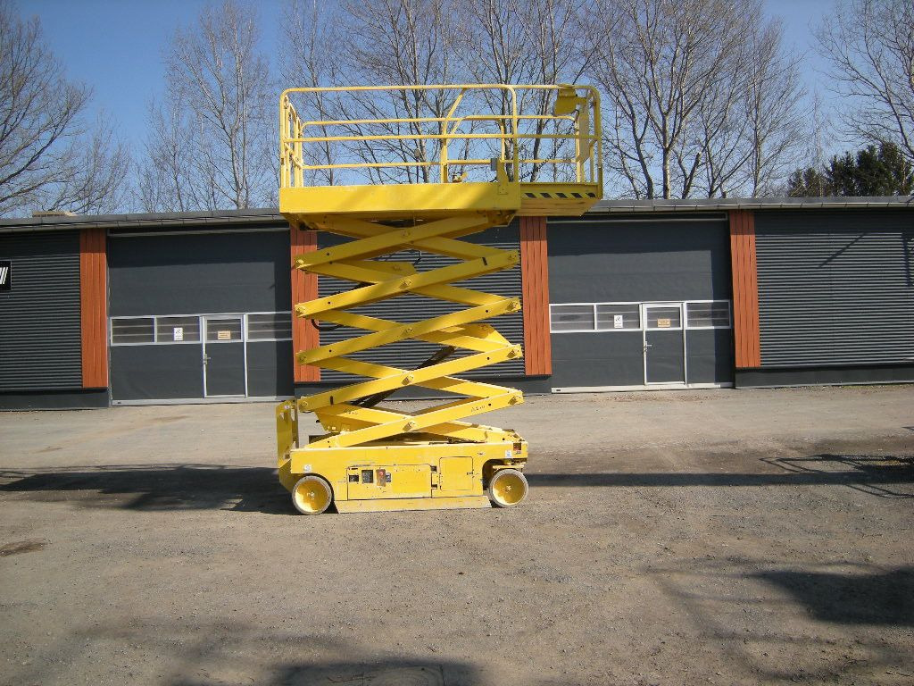 Lastbil med mandskabslift Genie GS 3246, Scherenarbeitsbühne Genie 11,9 m: billede 1