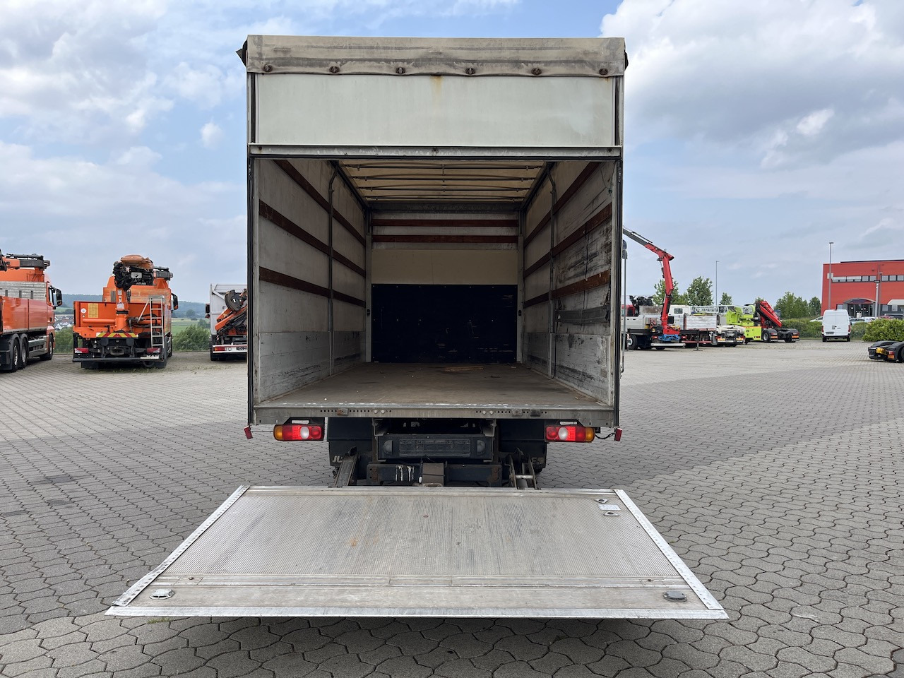 FUSO Canter 7C18 4x2 Ladebordwand Getriebeschaden - Varebil med presenning: billede 3 FUSO Canter 7C18 4x2 Ladebordwand Getriebeschaden - Varebil med presenning: billede 3