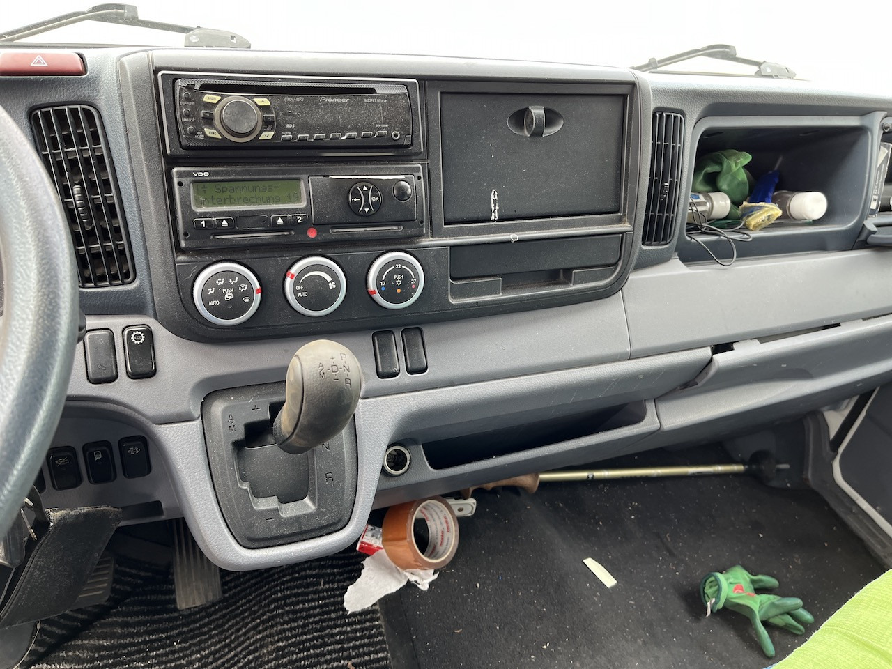 FUSO Canter 7C18 4x2 Ladebordwand Getriebeschaden - Varebil med presenning: billede 2 FUSO Canter 7C18 4x2 Ladebordwand Getriebeschaden - Varebil med presenning: billede 2