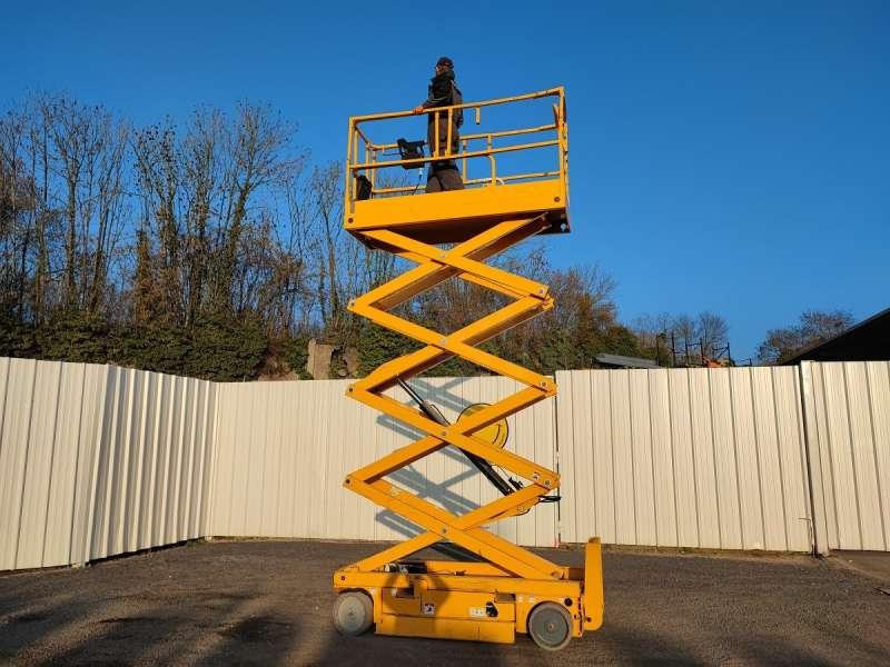 Haulotte CISEAUX COMPACT 10N - Søjlelift: billede 1 Haulotte CISEAUX COMPACT 10N - Søjlelift: billede 1