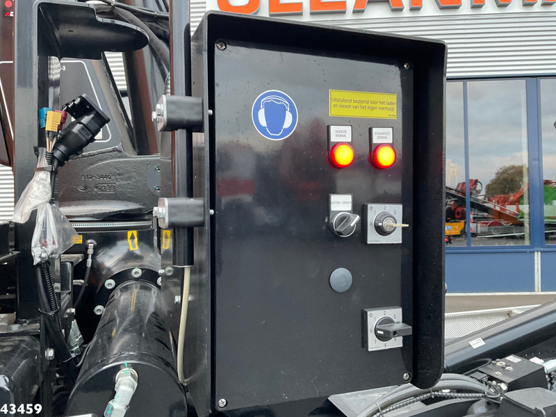 Interior photo 1: Lastbil kroghejs, Lastbil med kran DAF FAN XD 450 Hiab 23 Tonmeter laadkraan Interior photo 1: Lastbil kroghejs, Lastbil med kran DAF FAN XD 450 Hiab 23 Tonmeter laadkraan