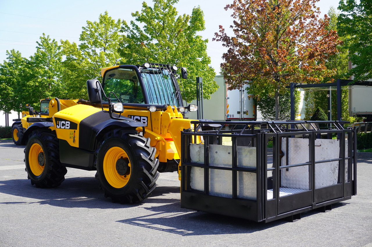 Leje en JCB 535-95 / 3.5 T / range 9.5 m / joystick JCB 535-95 / 3.5 T / range 9.5 m / joystick: billede 6 Leje en JCB 535-95 / 3.5 T / range 9.5 m / joystick JCB 535-95 / 3.5 T / range 9.5 m / joystick: billede 6