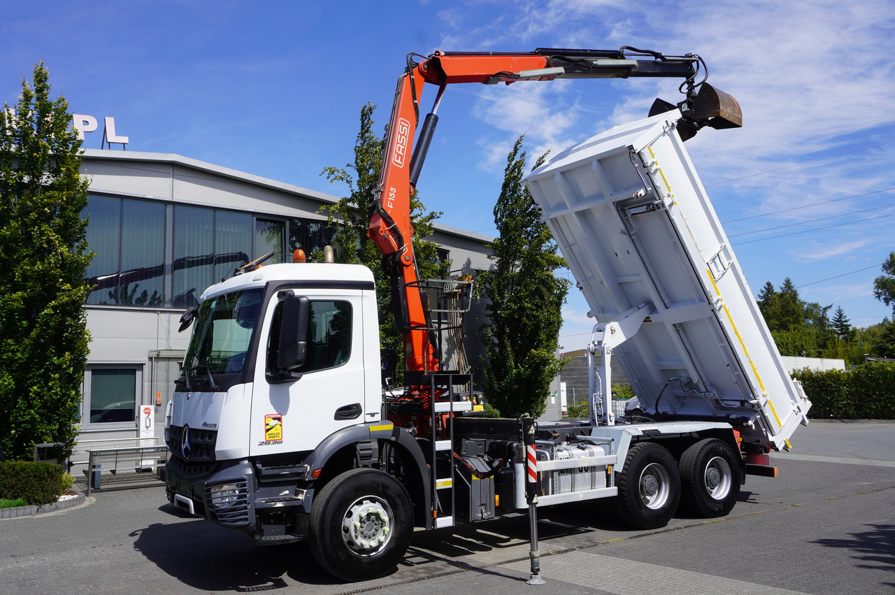 MERCEDES-BENZ Arocs 2636 / 6x4 / HDS Fassi / 3-Way Tipper / Bortmatic - Lastbil med kran: billede 1 MERCEDES-BENZ Arocs 2636 / 6x4 / HDS Fassi / 3-Way Tipper / Bortmatic - Lastbil med kran: billede 1