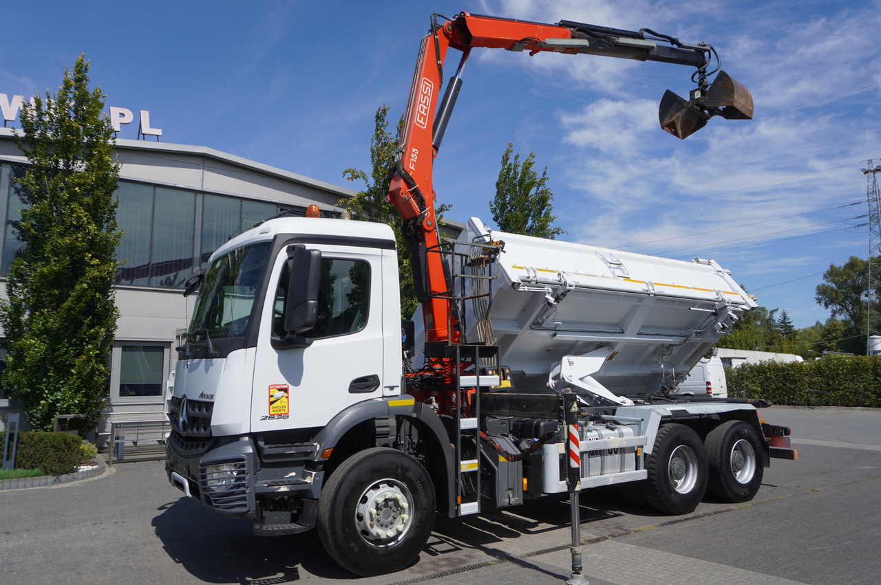 MERCEDES-BENZ Arocs 2636 / 6x4 / HDS Fassi / 3-Way Tipper / Bortmatic - Lastbil med kran: billede 2 MERCEDES-BENZ Arocs 2636 / 6x4 / HDS Fassi / 3-Way Tipper / Bortmatic - Lastbil med kran: billede 2