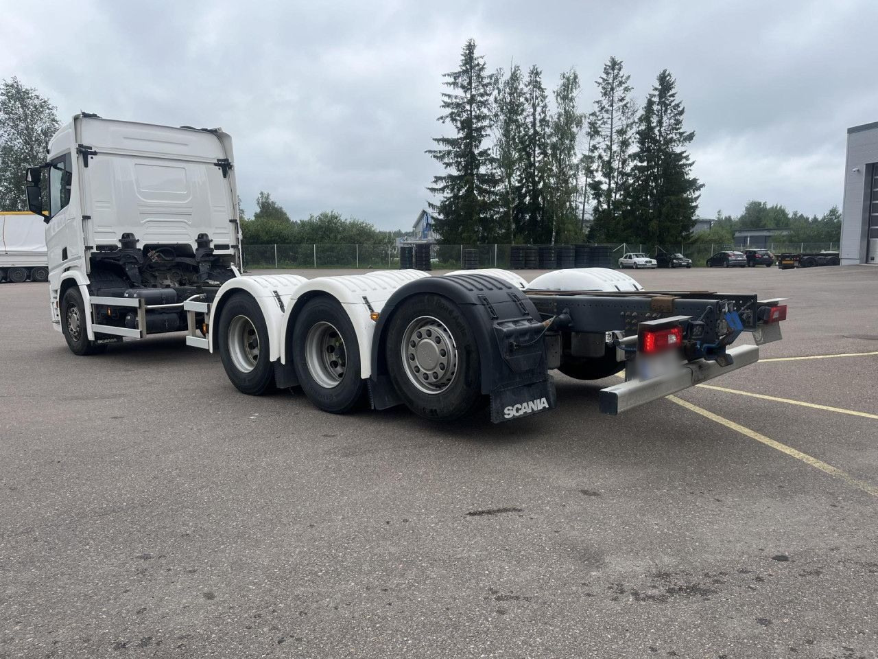 SCANIA R560 B8x4*4 / Chassis / sleeper cab / Power take-off - Lastbil med kran: billede 2 SCANIA R560 B8x4*4 / Chassis / sleeper cab / Power take-off - Lastbil med kran: billede 2