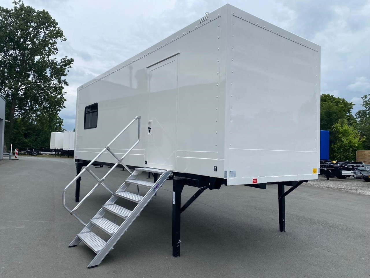 Krone MIT FENSTER UND TÜR als mobiler Aufenthaltsraum, LACK NEU! - Veksellad til varevogne: billede 2 Krone MIT FENSTER UND TÜR als mobiler Aufenthaltsraum, LACK NEU! - Veksellad til varevogne: billede 2