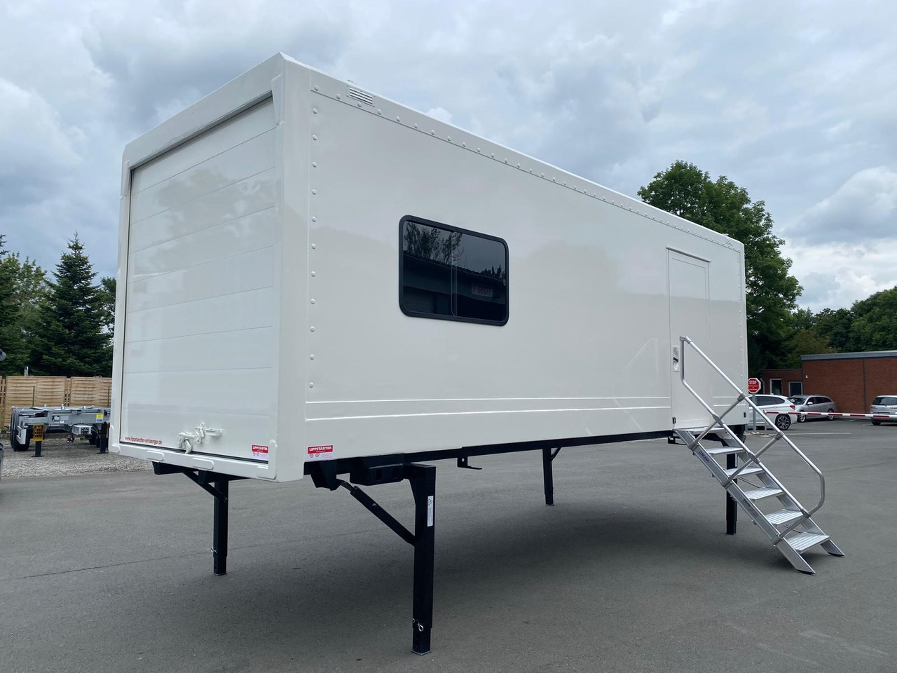 Krone MIT FENSTER UND TÜR als mobiler Aufenthaltsraum, LACK NEU! - Veksellad til varevogne: billede 1 Krone MIT FENSTER UND TÜR als mobiler Aufenthaltsraum, LACK NEU! - Veksellad til varevogne: billede 1