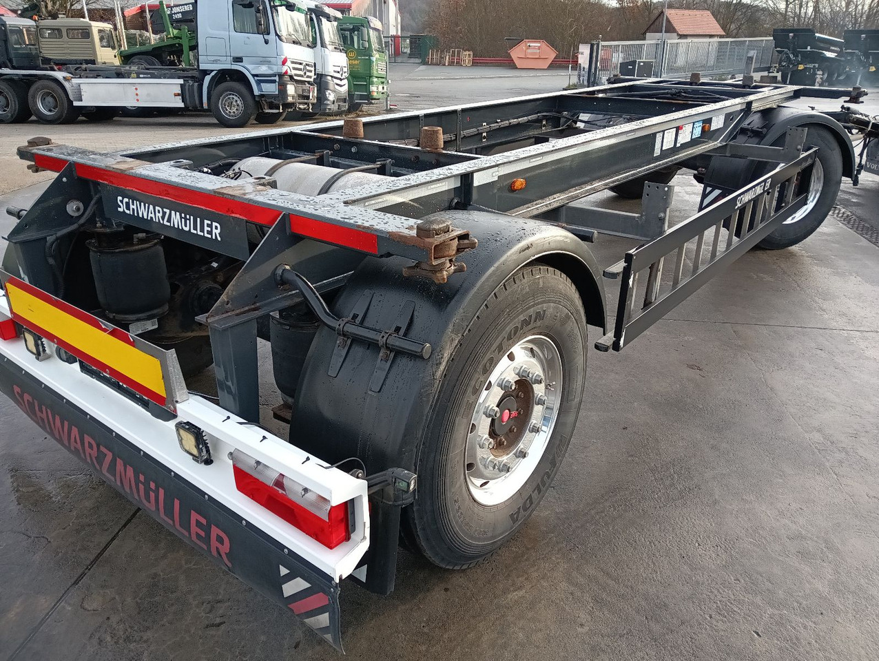 Schwarzmüller 2-A BDF 1,22/1,32 ALCOA Alufelgen ADR 120tkm TÜV Schwarzmüller 2-A BDF 1,22/1,32 ALCOA Alufelgen ADR 120tkm TÜV - Containerbil/ Veksellad påhængsvogn: billede 3 Schwarzmüller 2-A BDF 1,22/1,32 ALCOA Alufelgen ADR 120tkm TÜV Schwarzmüller 2-A BDF 1,22/1,32 ALCOA Alufelgen ADR 120tkm TÜV - Containerbil/ Veksellad påhængsvogn: billede 3