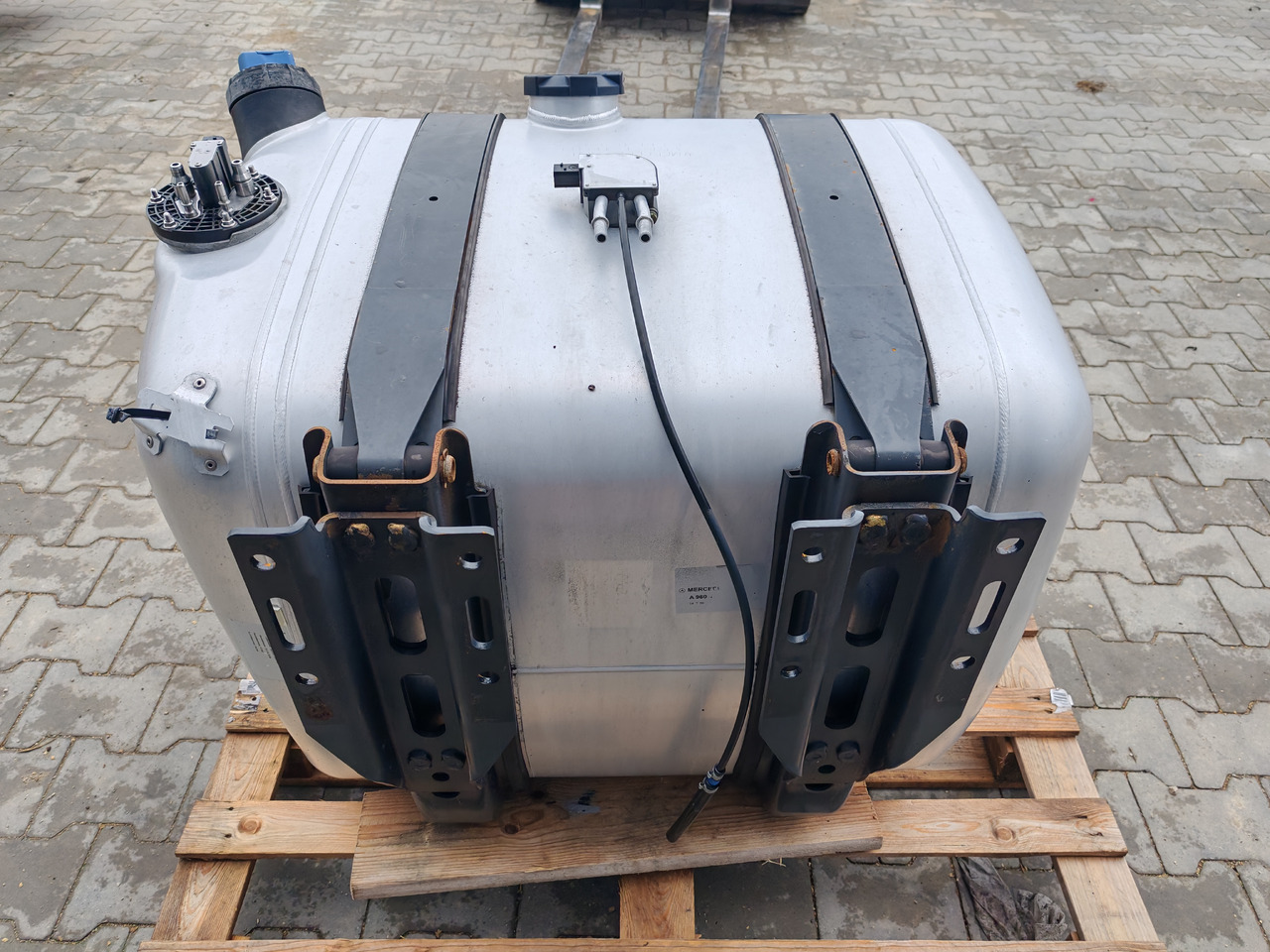 MERCEDES-BENZ ACTROS MP4 / FUEL & ADBLUE TANK / 300L - Brændstoftank: billede 5 MERCEDES-BENZ ACTROS MP4 / FUEL & ADBLUE TANK / 300L - Brændstoftank: billede 5