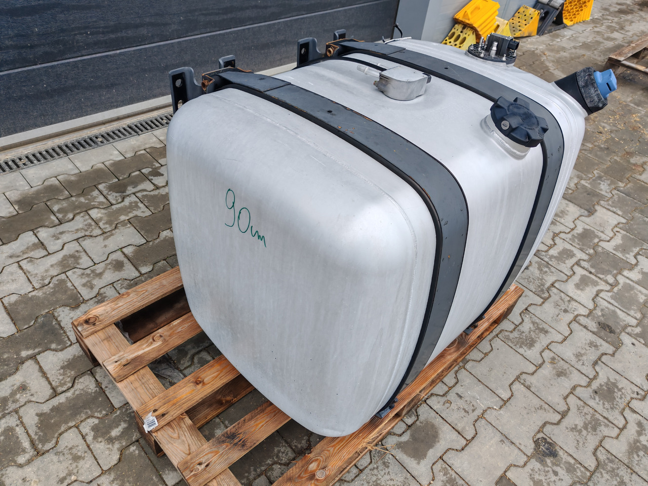 MERCEDES-BENZ ACTROS MP4 / FUEL & ADBLUE TANK / 300L - Brændstoftank: billede 3 MERCEDES-BENZ ACTROS MP4 / FUEL & ADBLUE TANK / 300L - Brændstoftank: billede 3