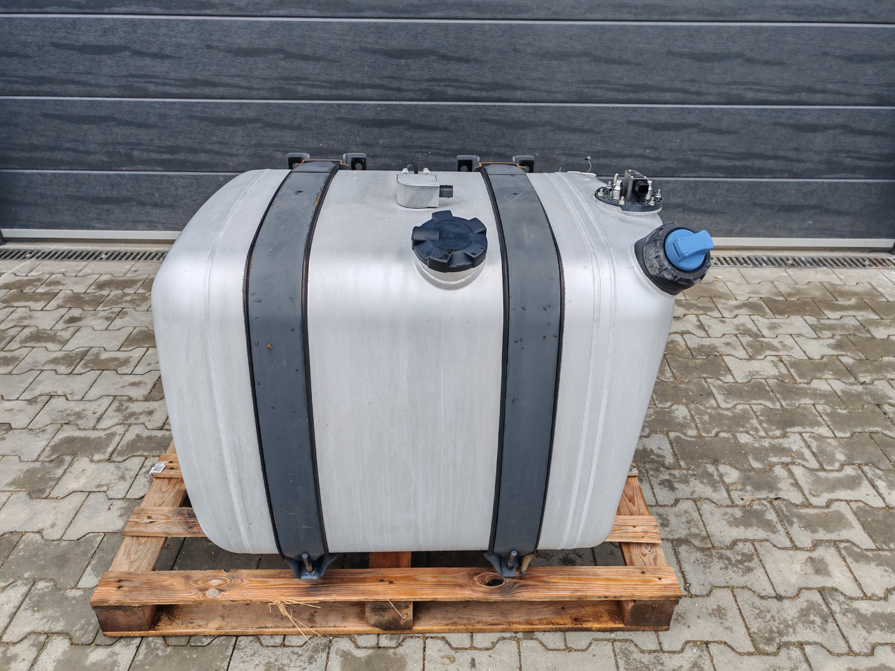 MERCEDES-BENZ ACTROS MP4 / FUEL & ADBLUE TANK / 300L - Brændstoftank: billede 2 MERCEDES-BENZ ACTROS MP4 / FUEL & ADBLUE TANK / 300L - Brændstoftank: billede 2