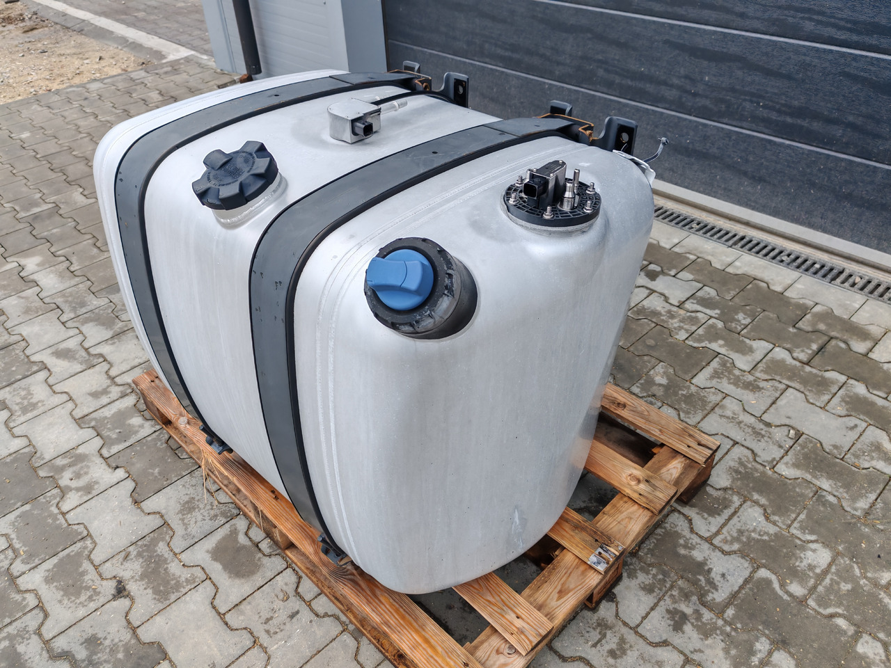 MERCEDES-BENZ ACTROS MP4 / FUEL & ADBLUE TANK / 300L - Brændstoftank: billede 4 MERCEDES-BENZ ACTROS MP4 / FUEL & ADBLUE TANK / 300L - Brændstoftank: billede 4