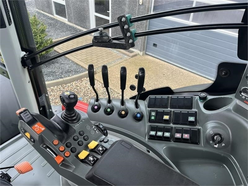 Leje en Claas Axion 830 med frontlift og front PTO Claas Axion 830 med frontlift og front PTO: billede 11 Leje en Claas Axion 830 med frontlift og front PTO Claas Axion 830 med frontlift og front PTO: billede 11