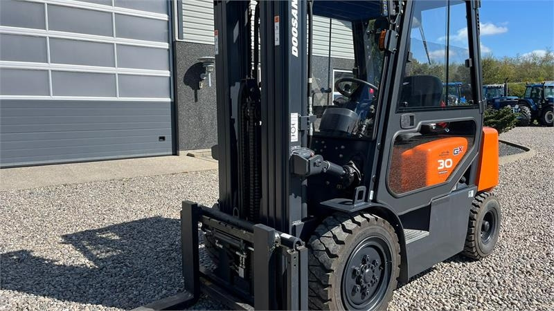 Doosan D30 G med kabine og KUN 57 TIMER FRA NY, MED TIME - Diesel gaffeltruck: billede 2 Doosan D30 G med kabine og KUN 57 TIMER FRA NY, MED TIME - Diesel gaffeltruck: billede 2