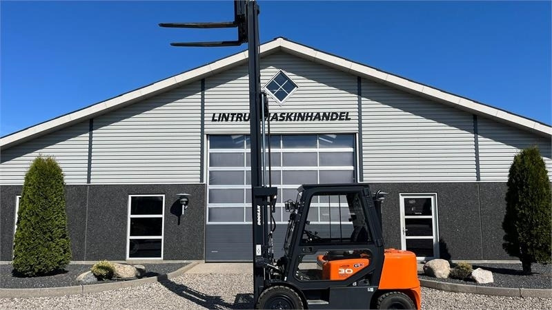 Doosan D30 G med kabine og KUN 57 TIMER FRA NY, MED TIME - Diesel gaffeltruck: billede 2 Doosan D30 G med kabine og KUN 57 TIMER FRA NY, MED TIME - Diesel gaffeltruck: billede 2