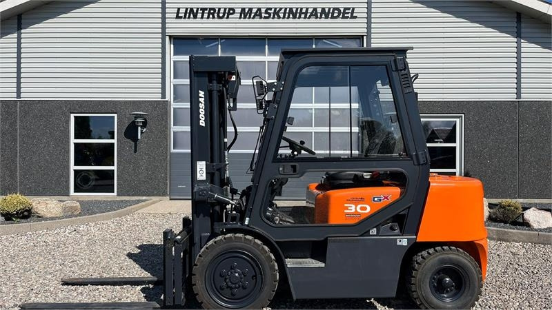 Doosan D30 G med kabine og KUN 57 TIMER FRA NY, MED TIME - Diesel gaffeltruck: billede 1 Doosan D30 G med kabine og KUN 57 TIMER FRA NY, MED TIME - Diesel gaffeltruck: billede 1