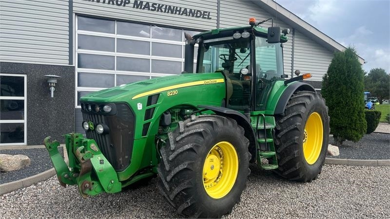 John Deere 8230 Med frontlift  - Traktor: billede 2 John Deere 8230 Med frontlift  - Traktor: billede 2