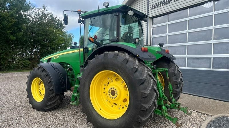 John Deere 8230 Med frontlift  - Traktor: billede 3 John Deere 8230 Med frontlift  - Traktor: billede 3