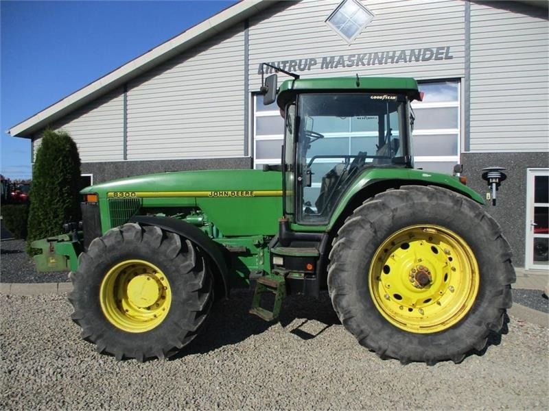 Leje en John Deere 8300 Pæn regulær traktor med rigtig gode dæk på.  John Deere 8300 Pæn regulær traktor med rigtig gode dæk på.: billede 9