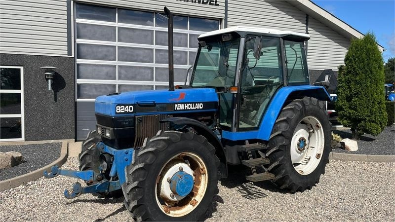 New Holland 8240 SLE Med frontlift og frontPTO - Traktor: billede 2 New Holland 8240 SLE Med frontlift og frontPTO - Traktor: billede 2
