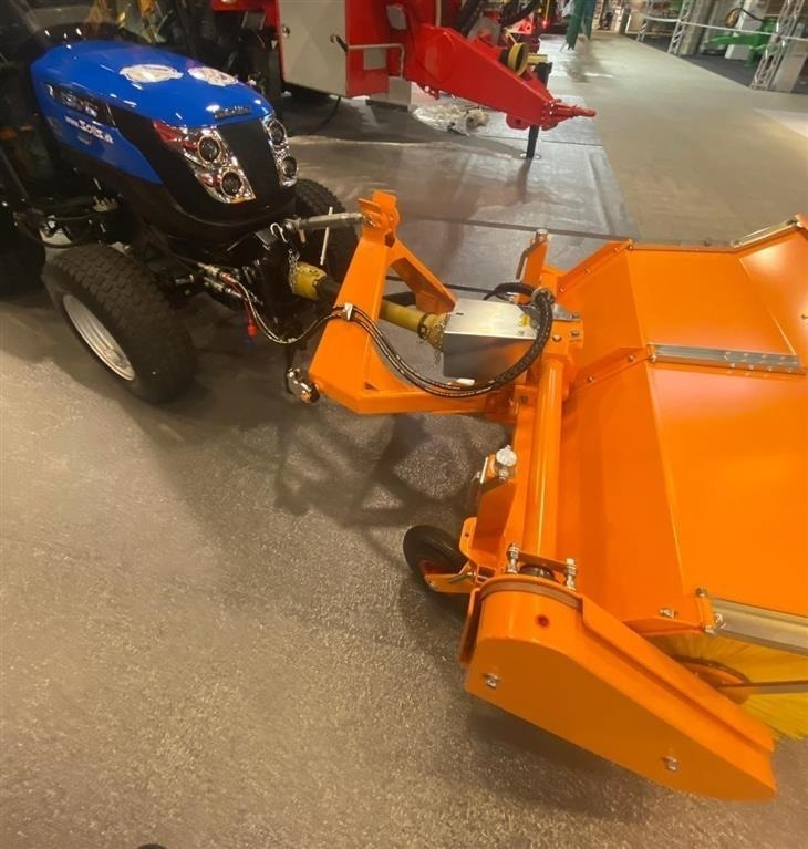 Solis H26 HST SnowEdition med Thyregod TK 1600 kost på - Traktor: billede 4 Solis H26 HST SnowEdition med Thyregod TK 1600 kost på - Traktor: billede 4