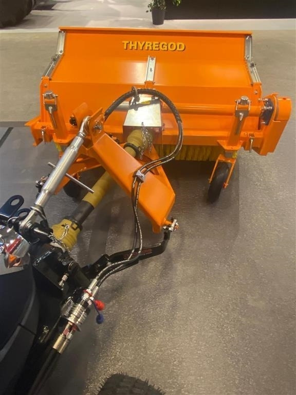 Solis H26 HST SnowEdition med Thyregod TK 1600 kost på - Traktor: billede 5 Solis H26 HST SnowEdition med Thyregod TK 1600 kost på - Traktor: billede 5