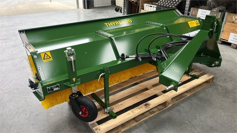 Thyregod TK 2800 med nylon børster og hydraulisk sving. bre - Børste til fejemaskiner: billede 1 Thyregod TK 2800 med nylon børster og hydraulisk sving. bre - Børste til fejemaskiner: billede 1