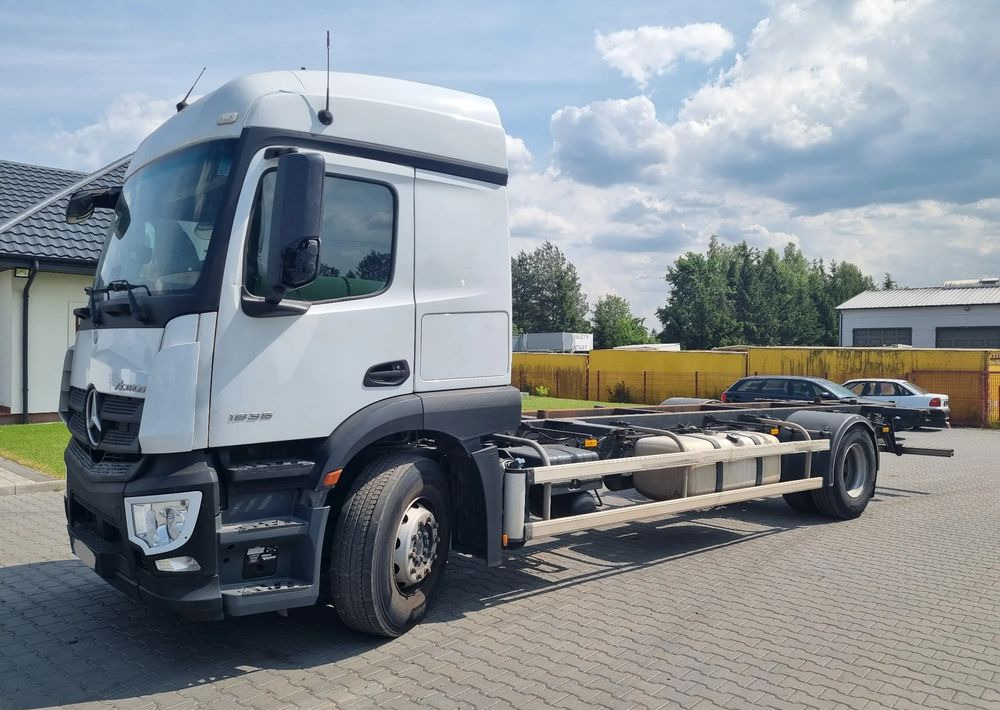 Lastbil med presenning Mercedes-Benz Actros 1836: billede 1