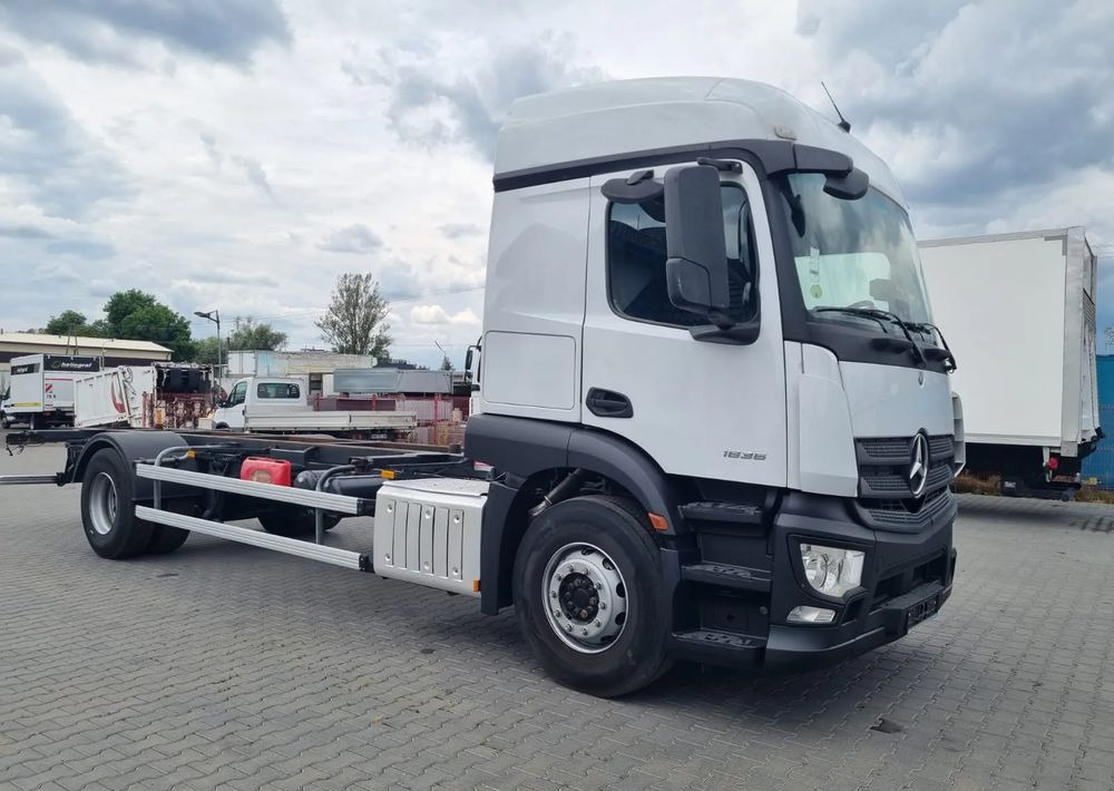 Mercedes-Benz Actros 1836 - Lastbil med presenning: billede 2 Mercedes-Benz Actros 1836 - Lastbil med presenning: billede 2