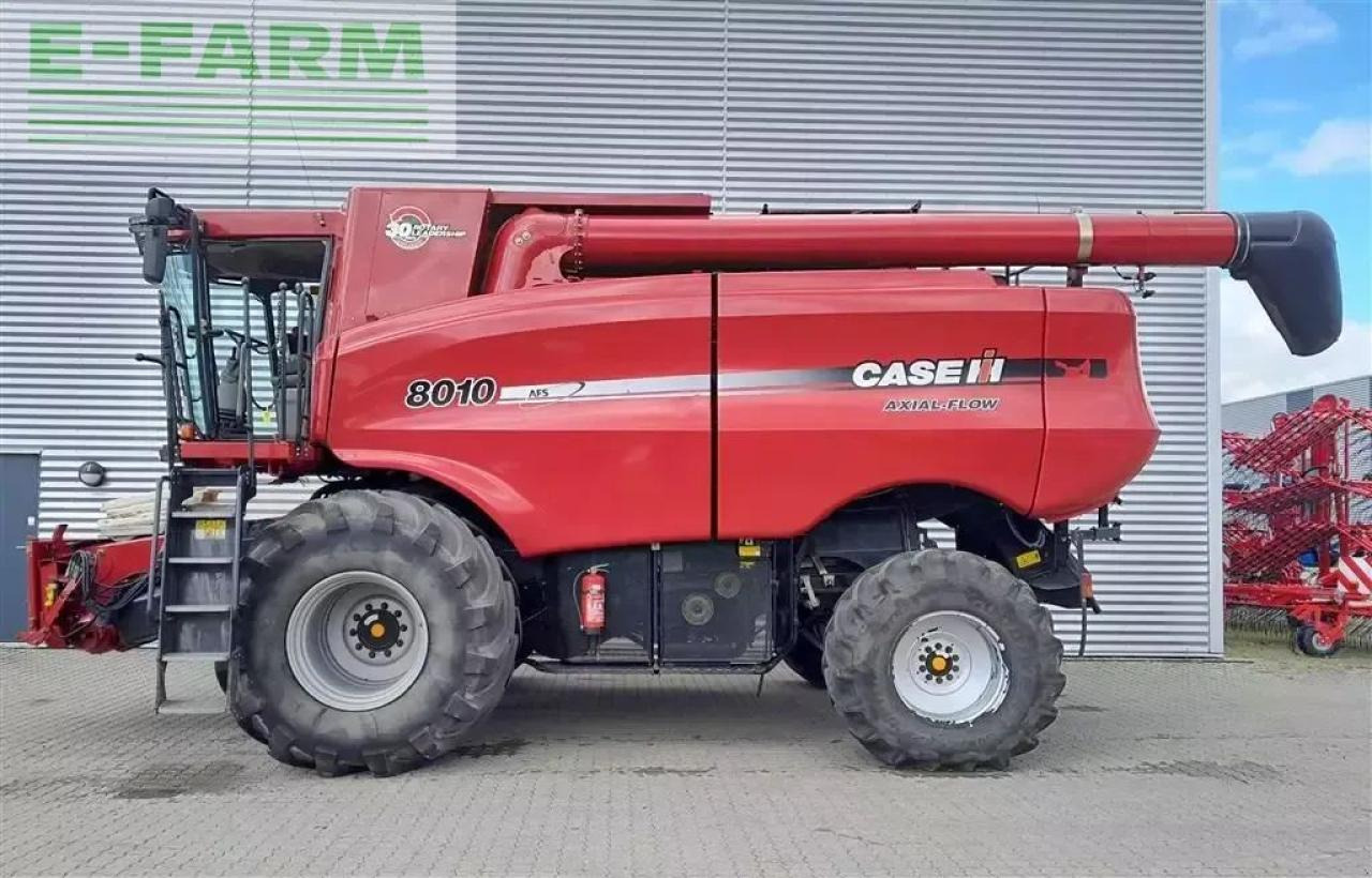 Case-IH 8010 med 30 fods skærebord - Mejetærsker: billede 1 Case-IH 8010 med 30 fods skærebord - Mejetærsker: billede 1
