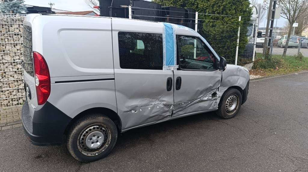 Opel Combo Kastenwagen Transp. Seitenschaden fahrbereit - Varebil med kasse: billede 3 Opel Combo Kastenwagen Transp. Seitenschaden fahrbereit - Varebil med kasse: billede 3