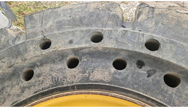 Big Vollgummi Räder 20,5 x 25 mit Volvo Felgen - Dæk: billede 5 Big Vollgummi Räder 20,5 x 25 mit Volvo Felgen - Dæk: billede 5