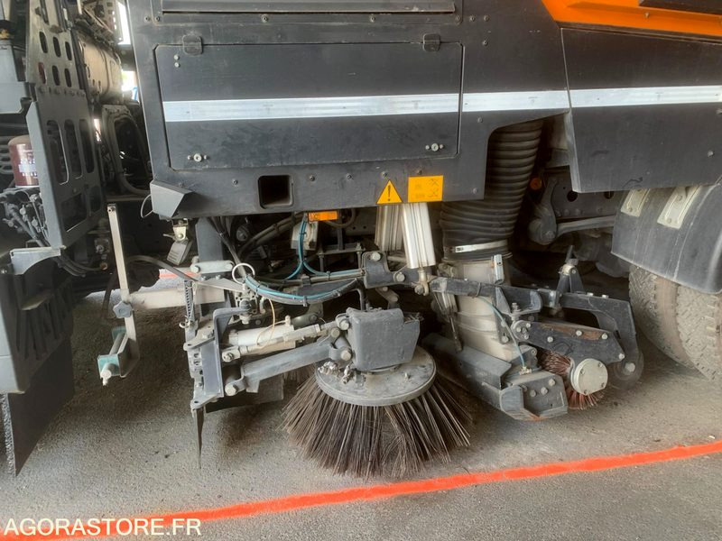 BALAYEUSE COMPOSÉE D'UN PORTEUR MERCEDES ET D'UN SYSTÈME DE BALAYAGE SCHMIDT - Fejebil: billede 3 BALAYEUSE COMPOSÉE D'UN PORTEUR MERCEDES ET D'UN SYSTÈME DE BALAYAGE SCHMIDT - Fejebil: billede 3