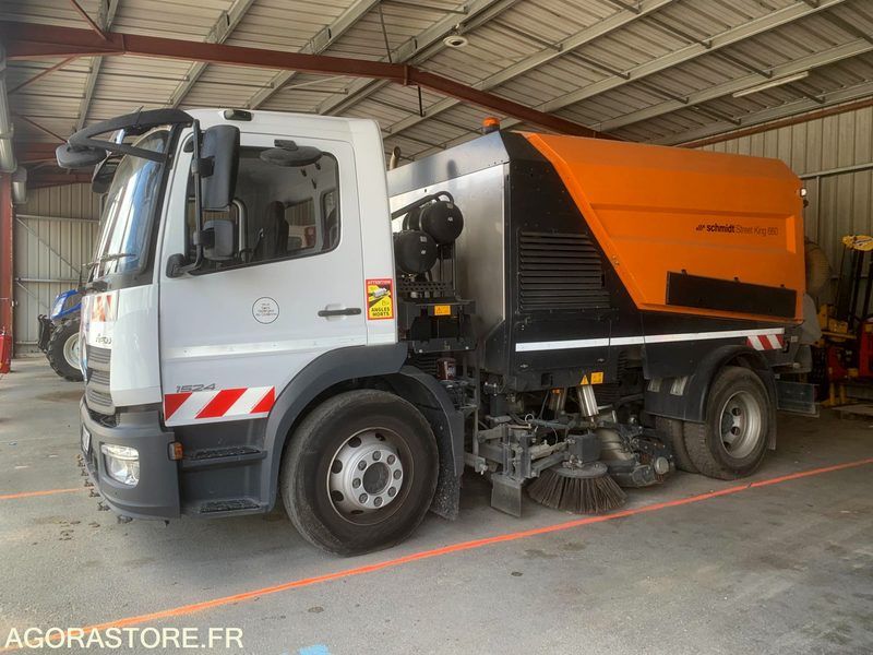 BALAYEUSE COMPOSÉE D'UN PORTEUR MERCEDES ET D'UN SYSTÈME DE BALAYAGE SCHMIDT - Fejebil: billede 1 BALAYEUSE COMPOSÉE D'UN PORTEUR MERCEDES ET D'UN SYSTÈME DE BALAYAGE SCHMIDT - Fejebil: billede 1