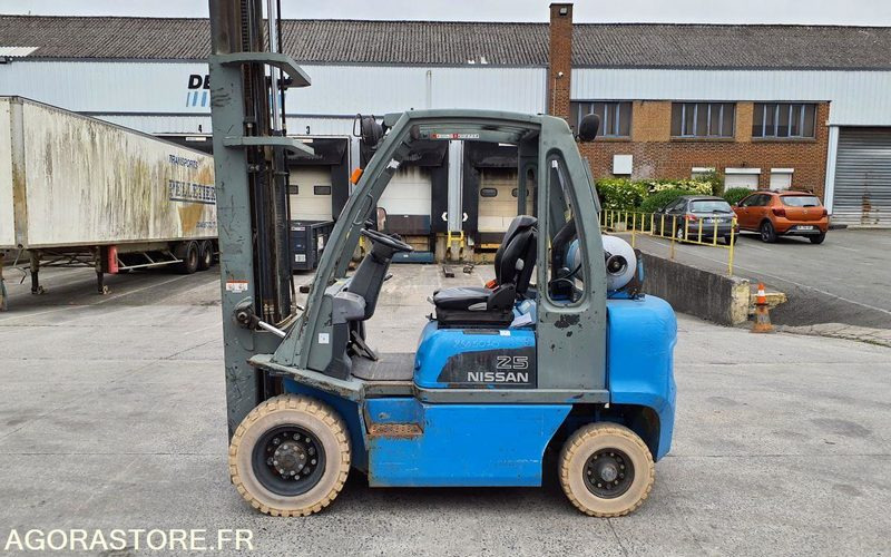 Chariot élévateur frontal GAZ Nissan 2827 heures Triplex UD02A25PQ - 3F550 - Gas gaffeltruck: billede 1 Chariot élévateur frontal GAZ Nissan 2827 heures Triplex UD02A25PQ - 3F550 - Gas gaffeltruck: billede 1