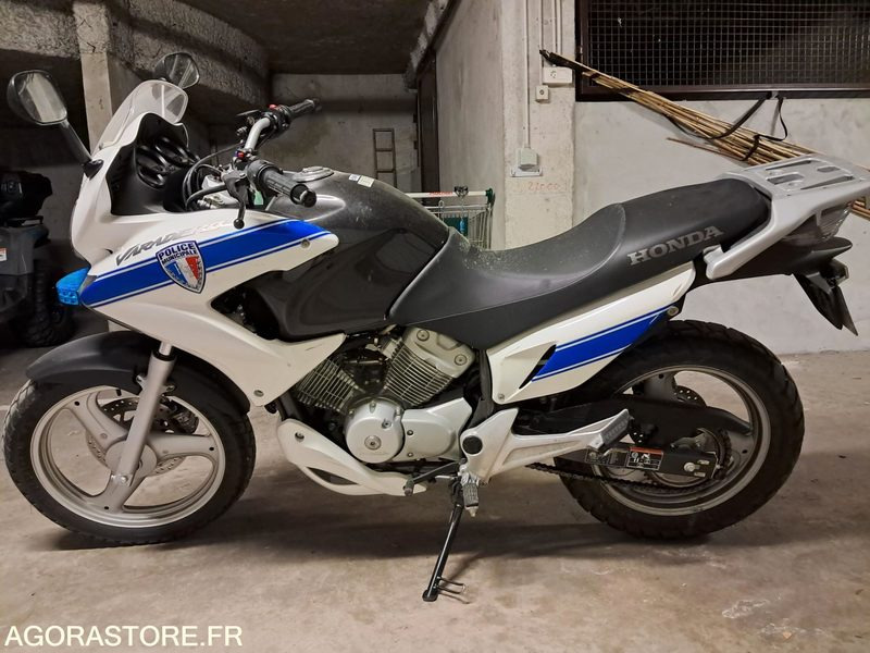 MOTO HONDA VARADERO 125 - POLICE MUNICIPALE - Motorcykel: billede 1 MOTO HONDA VARADERO 125 - POLICE MUNICIPALE - Motorcykel: billede 1
