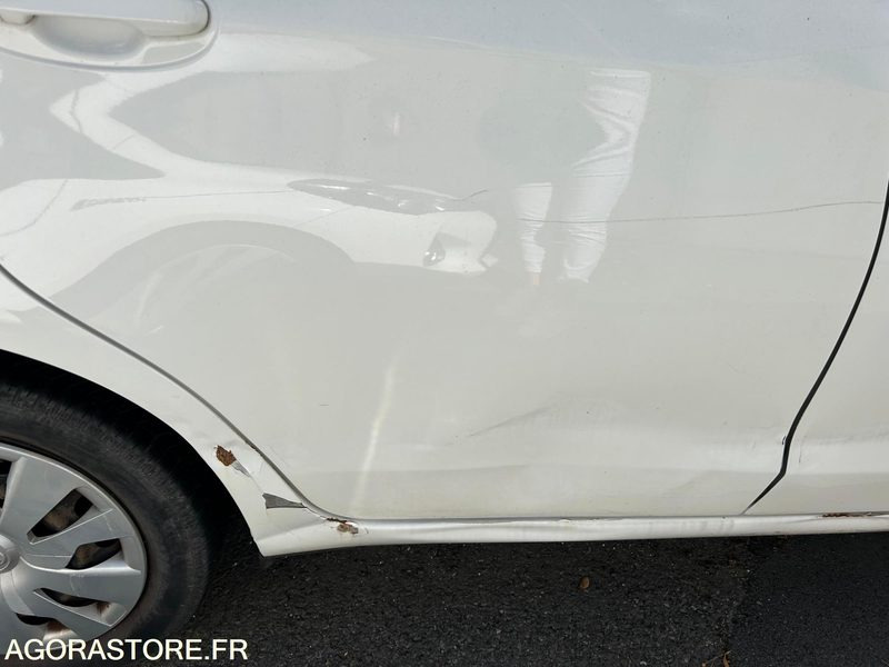 YARIS HYBRIDE AUTOMATIQUE / 2015 / 117 353KMS / VEHICULE ROULANT MAIS ENDOMMAGE - Bil: billede 3 YARIS HYBRIDE AUTOMATIQUE / 2015 / 117 353KMS / VEHICULE ROULANT MAIS ENDOMMAGE - Bil: billede 3