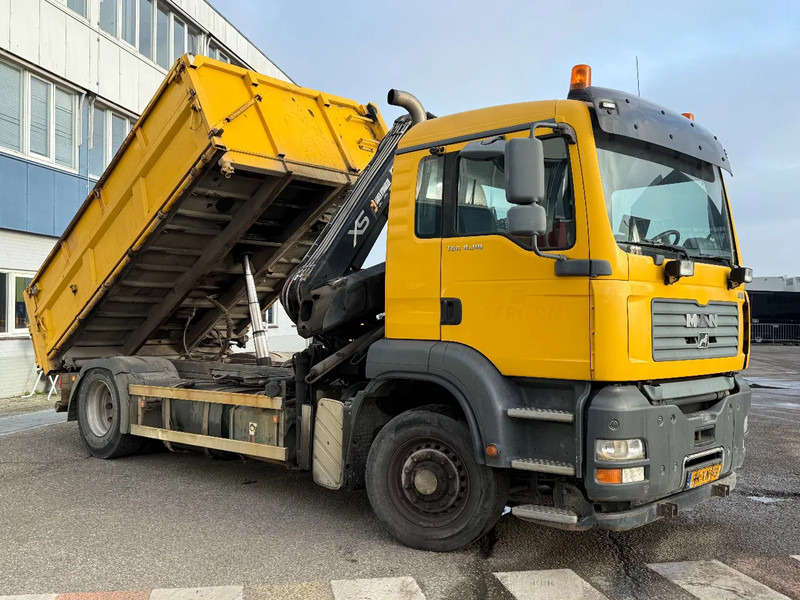 MAN TGA 18.310 4X4 + HIAB 122 ES-2 - DAMAGED CRANE - Tipvogn lastbil, Lastbil med kran: billede 2 MAN TGA 18.310 4X4 + HIAB 122 ES-2 - DAMAGED CRANE - Tipvogn lastbil, Lastbil med kran: billede 2
