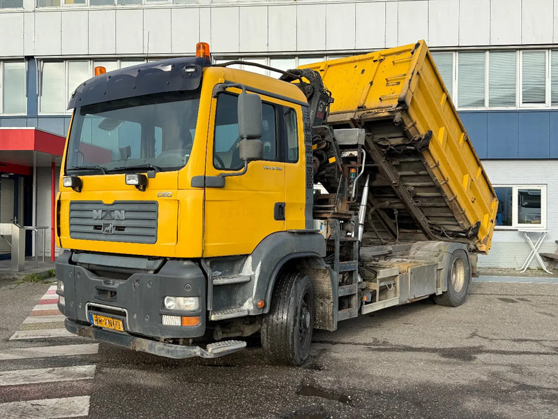 MAN TGA 18.310 4X4 + HIAB 122 ES-2 - DAMAGED CRANE - Tipvogn lastbil, Lastbil med kran: billede 1 MAN TGA 18.310 4X4 + HIAB 122 ES-2 - DAMAGED CRANE - Tipvogn lastbil, Lastbil med kran: billede 1