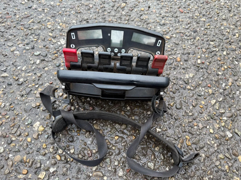 Scania R500 V8 8X4 + HIAB 220-5 + REMOTE + CABLELIFT - FULL STEEL SUSP. MANUAL GEAR. BIG AXLES - Lastbil med kran: billede 3 Scania R500 V8 8X4 + HIAB 220-5 + REMOTE + CABLELIFT - FULL STEEL SUSP. MANUAL GEAR. BIG AXLES - Lastbil med kran: billede 3