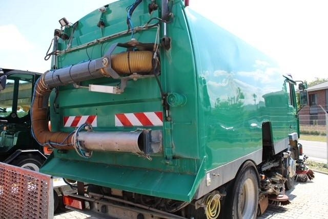 MAN M 2000 - Fejebil: billede 2 MAN M 2000 - Fejebil: billede 2