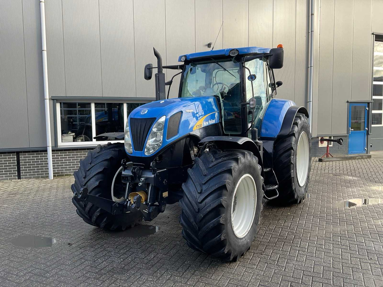 2011 NEW HOLLAND T7030 AUTOCOMMAND FOUR WHEEL DRIVE FARM TRACTOR - Traktor: billede 2 2011 NEW HOLLAND T7030 AUTOCOMMAND FOUR WHEEL DRIVE FARM TRACTOR - Traktor: billede 2