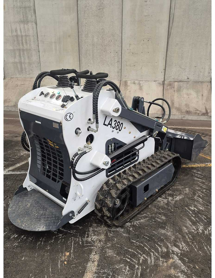 LADYS - 2025 - LA380 - SKID STEER LOADER - Skridstyret minilæsser på bånd: billede 2 LADYS - 2025 - LA380 - SKID STEER LOADER - Skridstyret minilæsser på bånd: billede 2